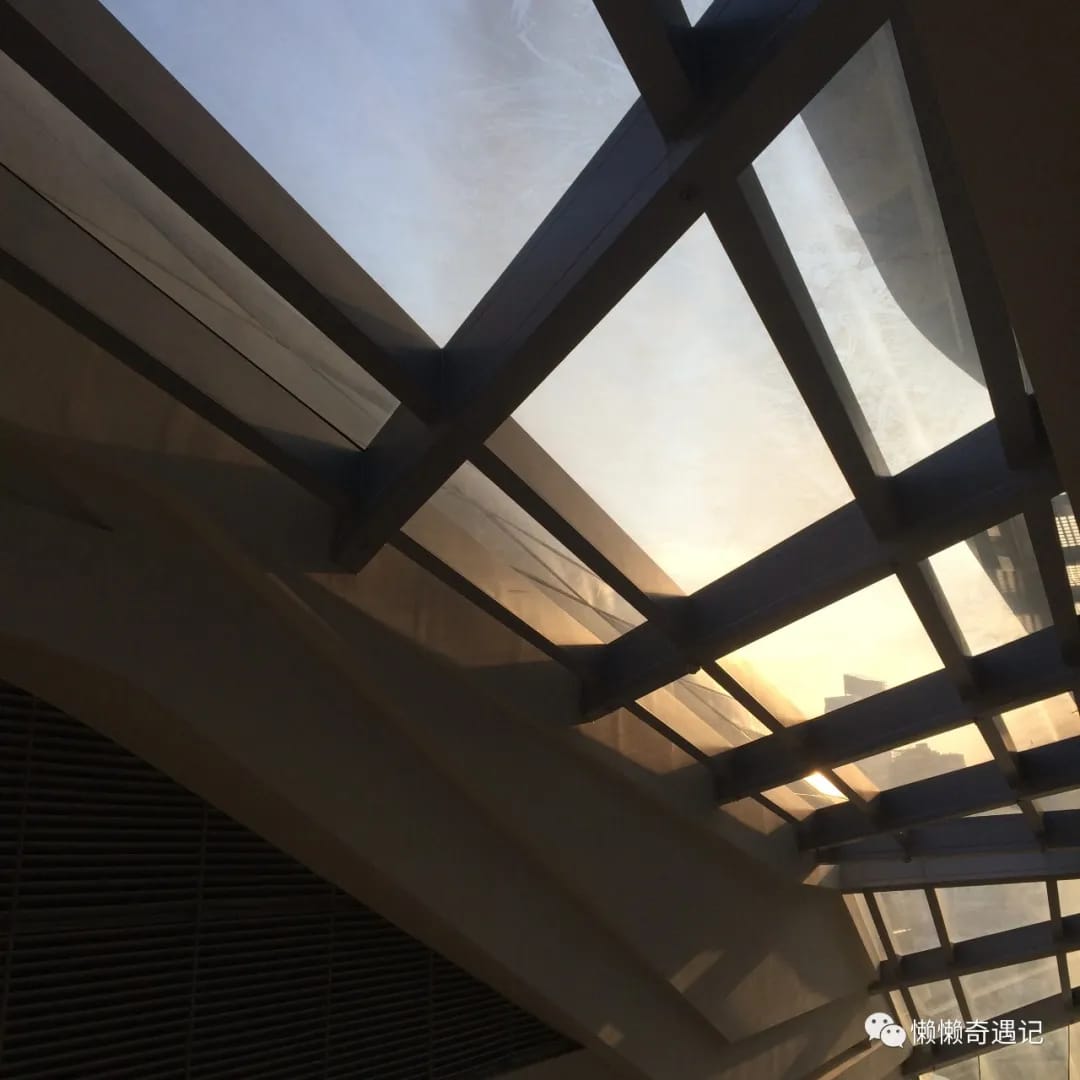 innotower裡面的天花板是平面構成